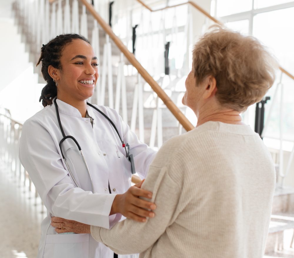 Idosos — proposta 4: Capacitação de 2.400 profissionais em geriatria básica